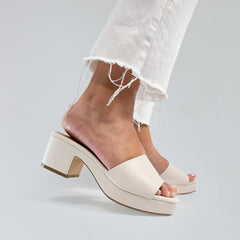 Sandalia de plataforma color blanco para mujer-Outfit